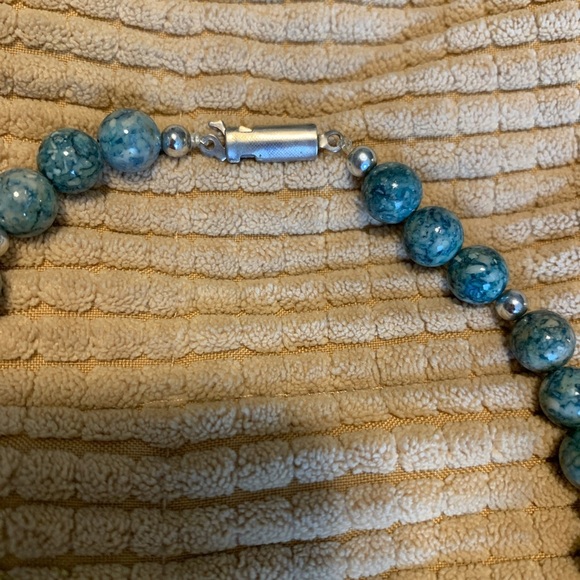 Vintage blue and silver tone necklace. - Picture 3 of 4